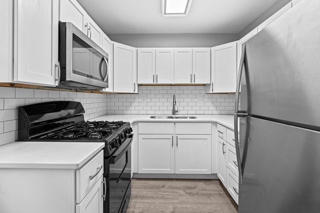 3210 N MARQUETTE Street, Davenport, IA 52806
