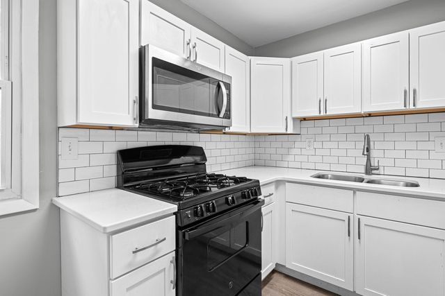 3210 N MARQUETTE Street, Davenport, IA 52806
