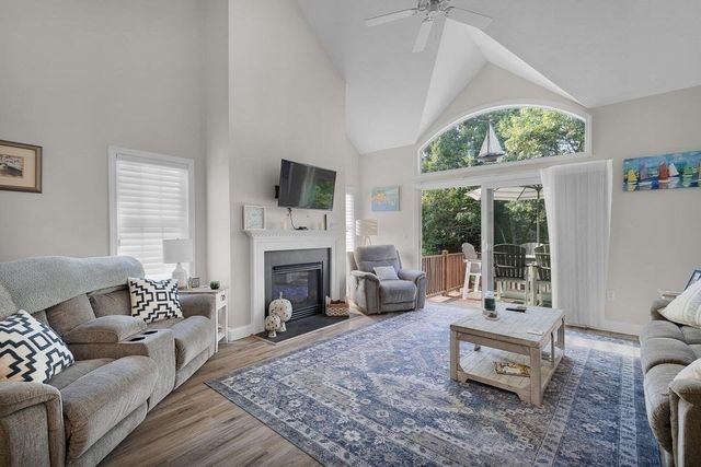 5 Sea Knoll Court 5, Bourne, MA 02532