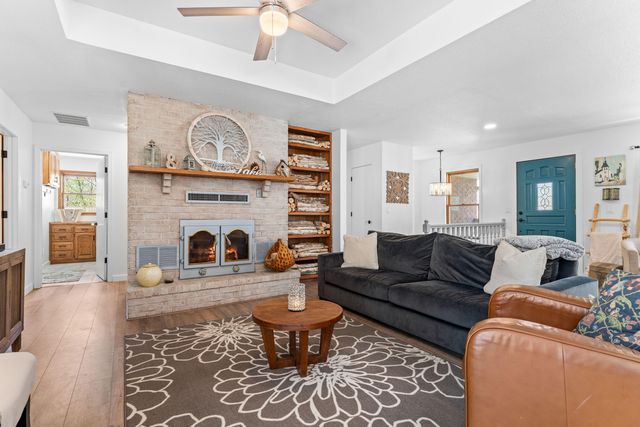 111 Townsend Court, Hollister, MO 65672