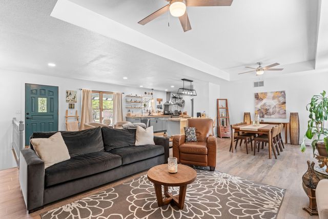 111 Townsend Court, Hollister, MO 65672
