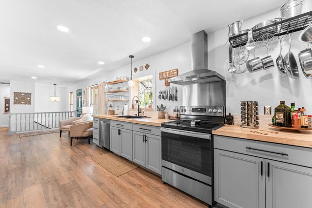 111 Townsend Court, Hollister, MO 65672