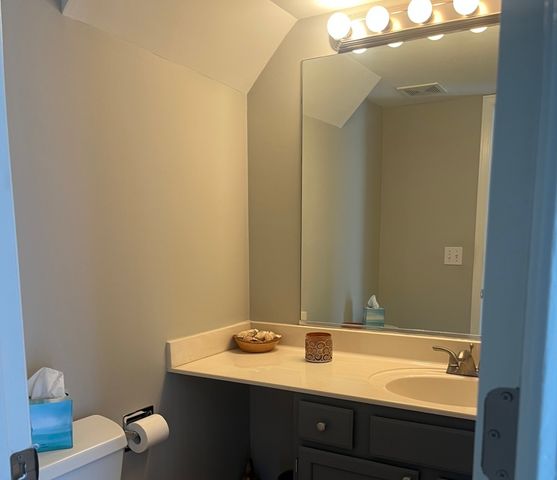 886 Essex Circle, Grayslake, IL 60030