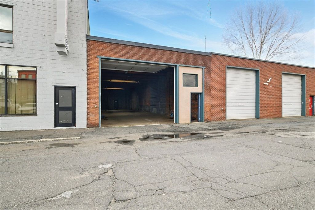 420 Race St, Holyoke, MA 01040
