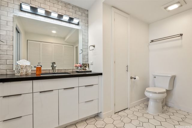 469 Ena Road 3404, Honolulu, HI 96815