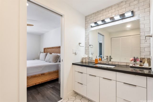 469 Ena Road 3404, Honolulu, HI 96815