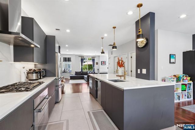 282 Roslyn Court 282X, West New York, NJ 07093