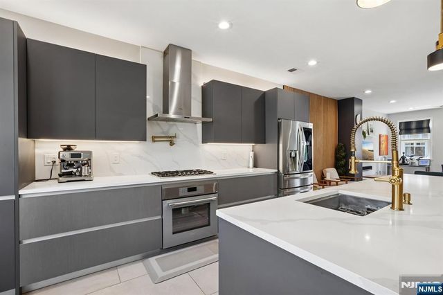 282 Roslyn Court 282X, West New York, NJ 07093