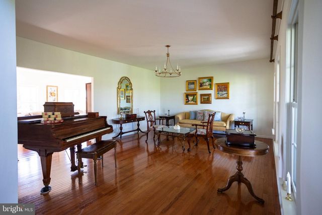 178 WARNER RD, Columbus, NJ 08022