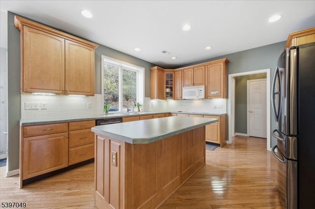 13 Old Schoolhouse Rd, Bethlehem Twp., NJ 08802