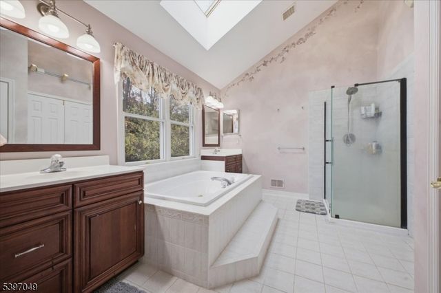 13 Old Schoolhouse Rd, Bethlehem Twp., NJ 08802