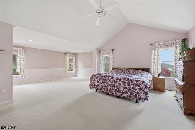 13 Old Schoolhouse Rd, Bethlehem Twp., NJ 08802