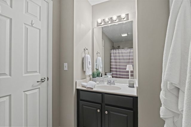 1007 Island Brook Dr, Hendersonville, TN 37075