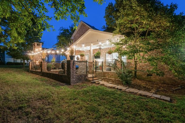 1007 Island Brook Dr, Hendersonville, TN 37075