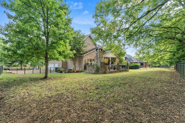 1007 Island Brook Dr, Hendersonville, TN 37075