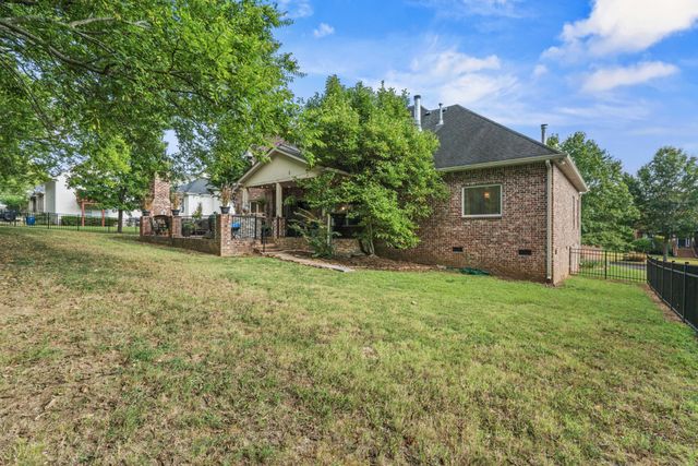 1007 Island Brook Dr, Hendersonville, TN 37075