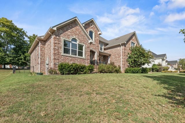 1007 Island Brook Dr, Hendersonville, TN 37075