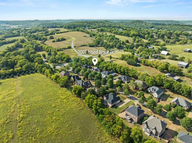 1007 Island Brook Dr, Hendersonville, TN 37075