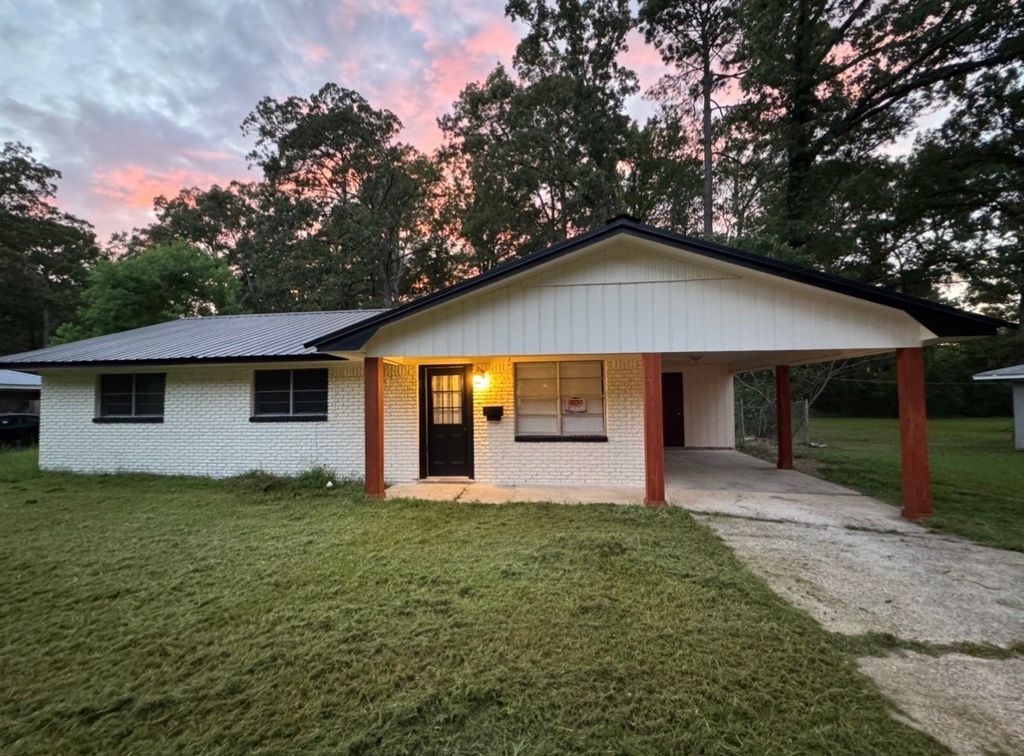 712 NE 5th Street, Springhill, LA 71075