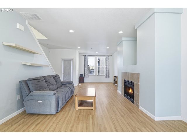 844 Se WOODROW Ln, Hillsboro, OR 97123