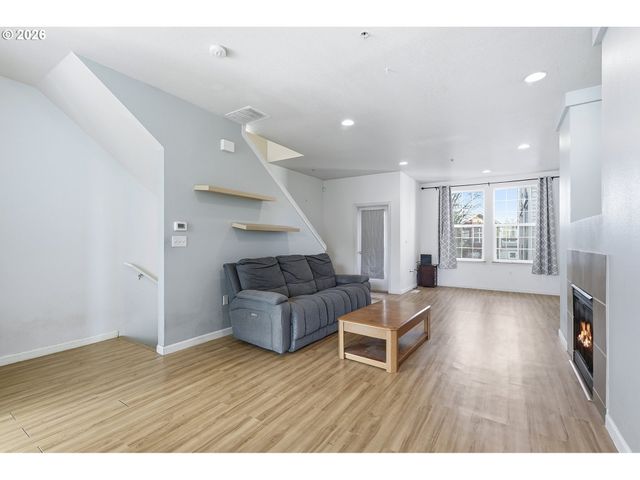 844 Se WOODROW Ln, Hillsboro, OR 97123