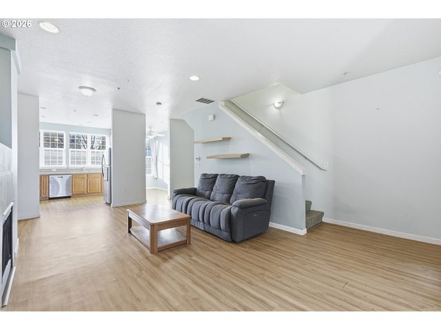 844 Se WOODROW Ln, Hillsboro, OR 97123