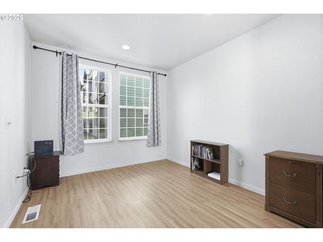 844 Se WOODROW Ln, Hillsboro, OR 97123