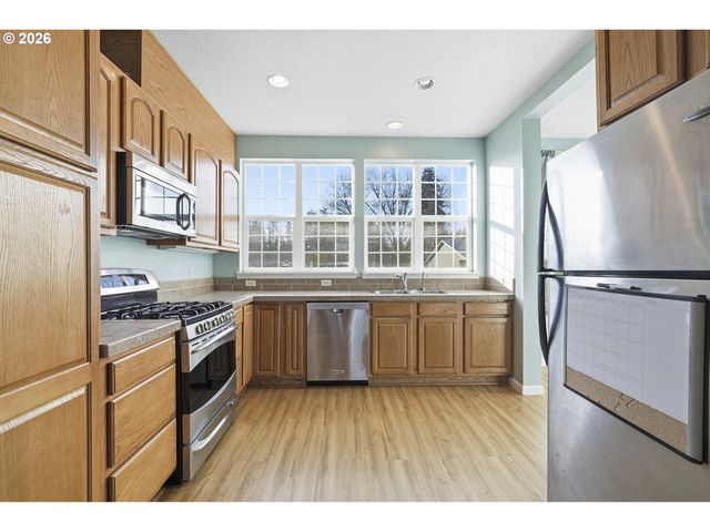 844 Se WOODROW Ln, Hillsboro, OR 97123