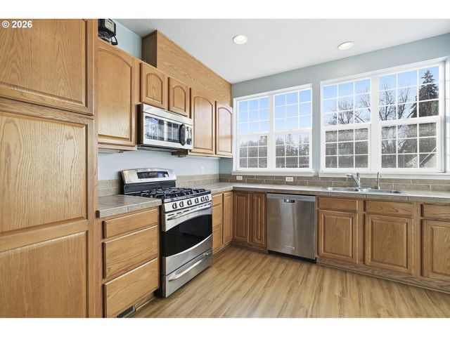 844 Se WOODROW Ln, Hillsboro, OR 97123