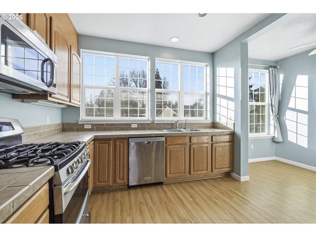 844 Se WOODROW Ln, Hillsboro, OR 97123