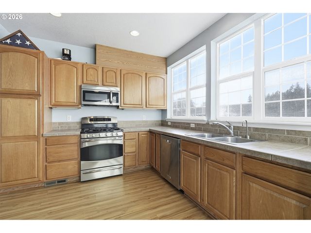 844 Se WOODROW Ln, Hillsboro, OR 97123