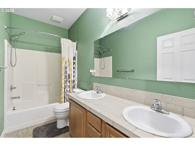 844 Se WOODROW Ln, Hillsboro, OR 97123