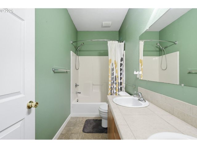 844 Se WOODROW Ln, Hillsboro, OR 97123