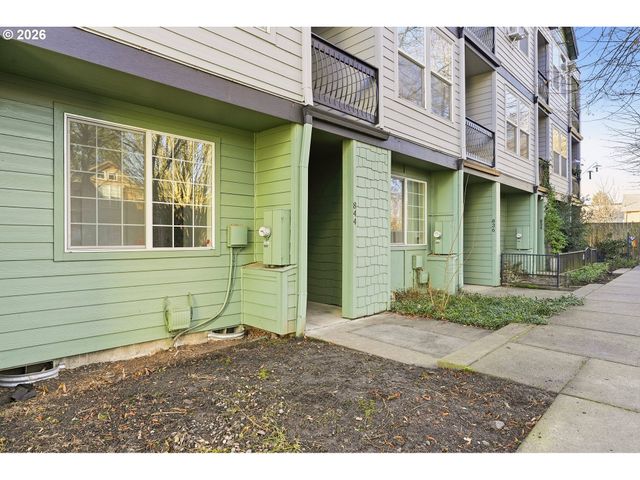 844 Se WOODROW Ln, Hillsboro, OR 97123