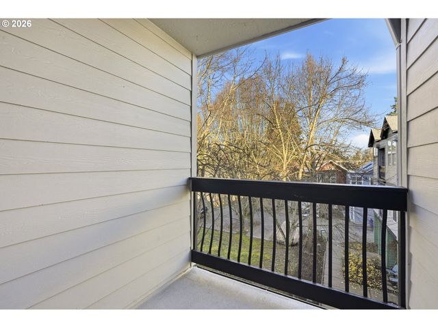 844 Se WOODROW Ln, Hillsboro, OR 97123