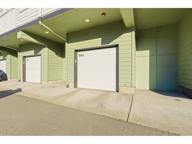 844 Se WOODROW Ln, Hillsboro, OR 97123