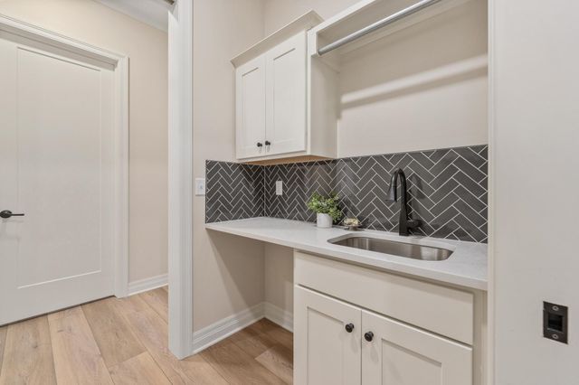 369 N Jackson Heights Ct, Wichita, KS 67206