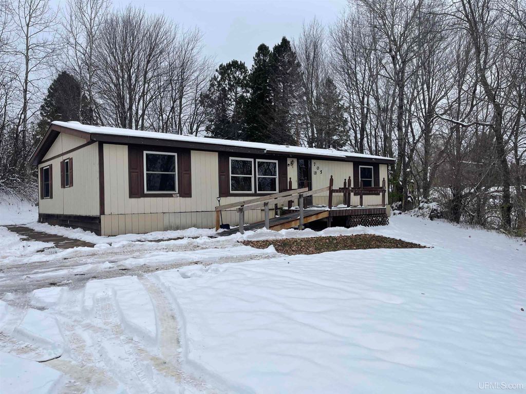 705 N Luxmore Street, Ironwood, MI 49938