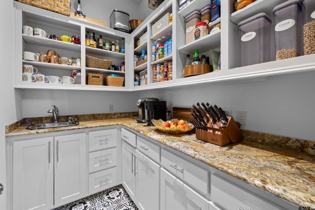 1950 Stonegate Circle, Tyler, TX 75703
