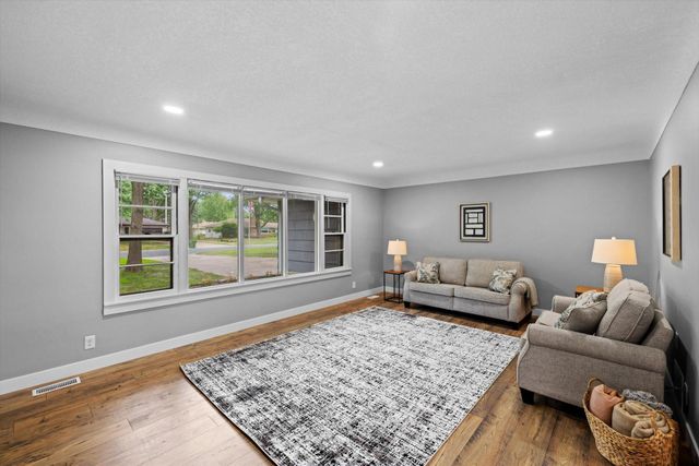 5415 Twin Lake Boulevard E, Brooklyn Center, MN 55429