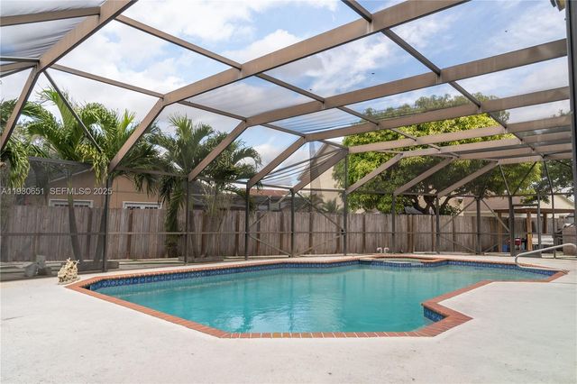 9931 SW 14th St, Pembroke Pines, FL 33025