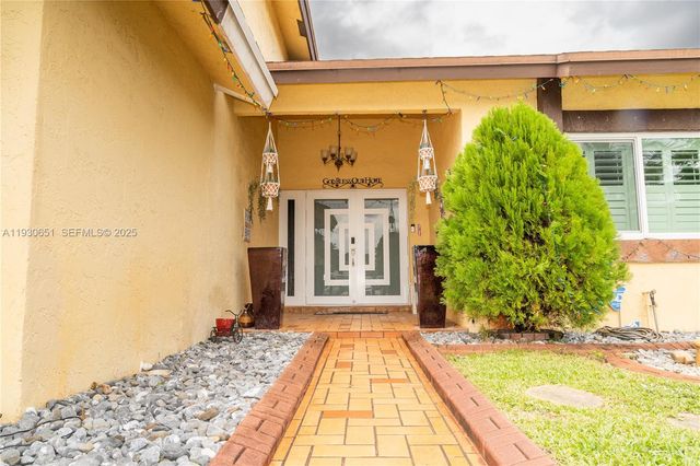 9931 SW 14th St, Pembroke Pines, FL 33025