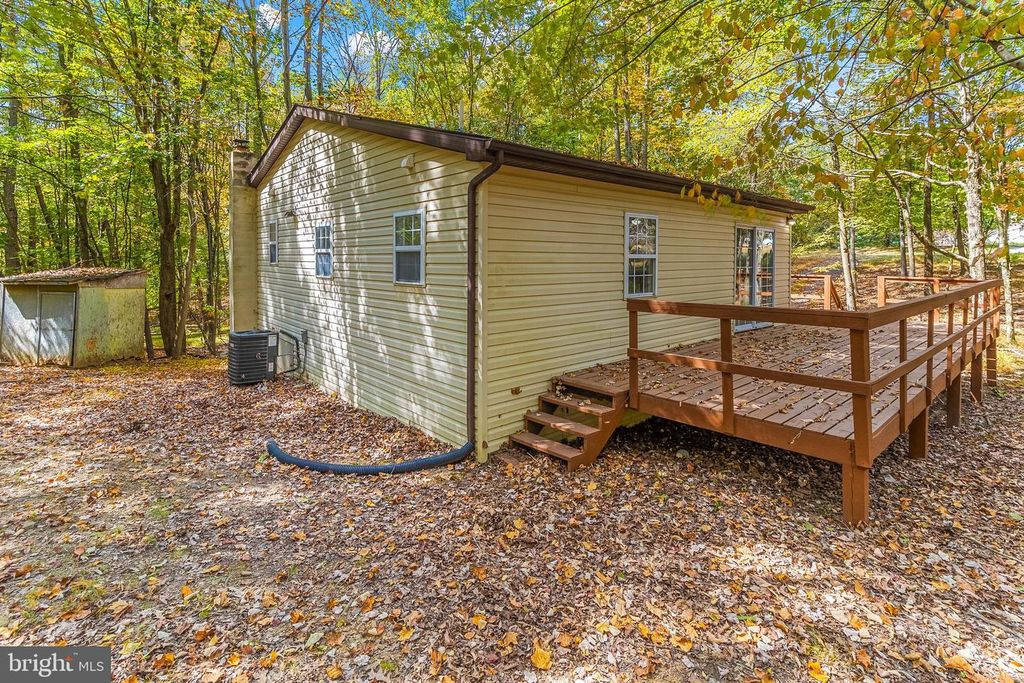 33 MAPLE LN, Berkeley Springs, WV 25411
