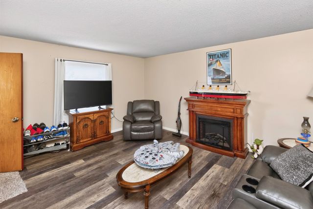410-412 SE Magazine Road, Ankeny, IA 50021
