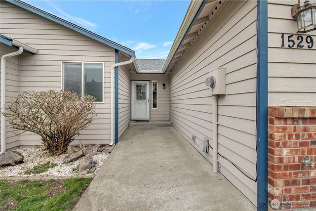 1529 Thompson Drive, Camano Island, WA 98282