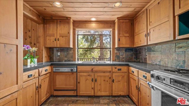 886 Sandalwood Drive, Lake Arrowhead, CA 92352