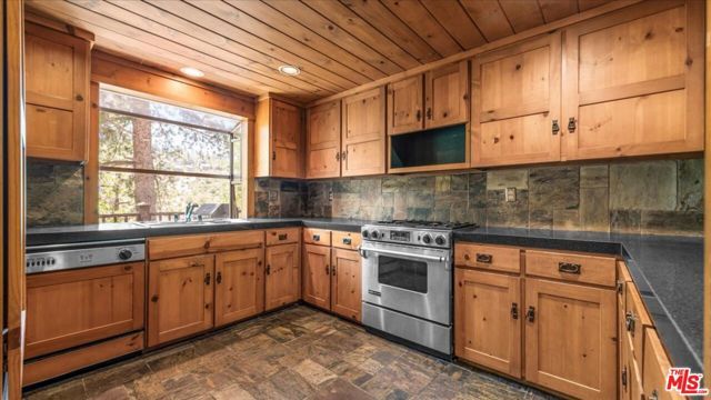 886 Sandalwood Drive, Lake Arrowhead, CA 92352