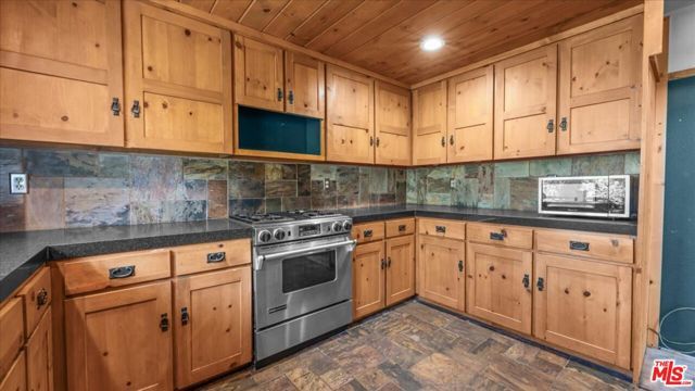 886 Sandalwood Drive, Lake Arrowhead, CA 92352