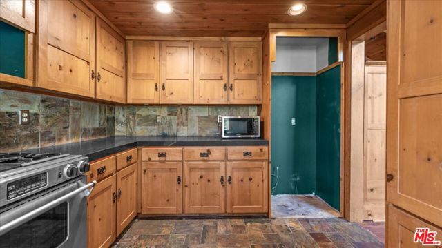 886 Sandalwood Drive, Lake Arrowhead, CA 92352