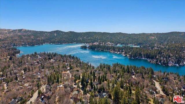 886 Sandalwood Drive, Lake Arrowhead, CA 92352